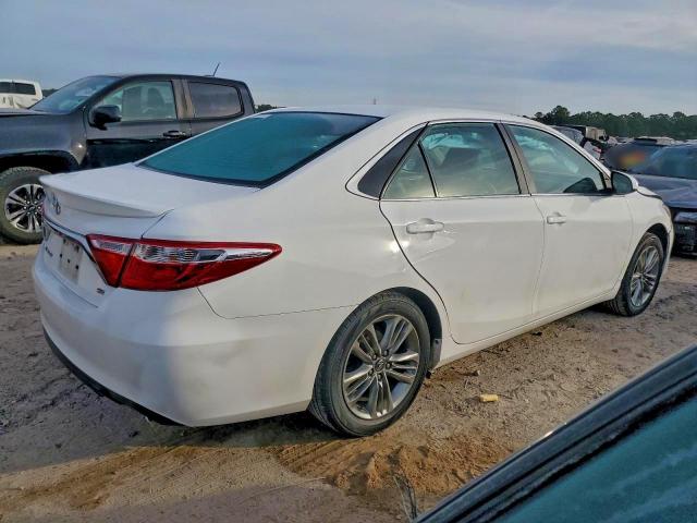 Toyota Camry Le Image 2