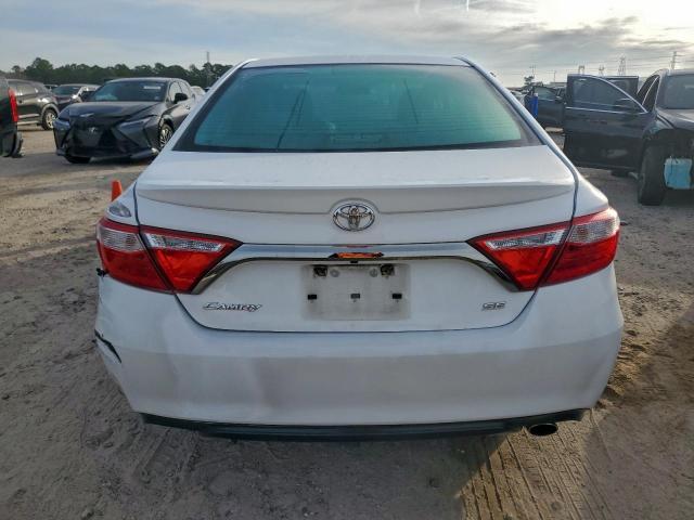 Toyota Camry Le Image 9