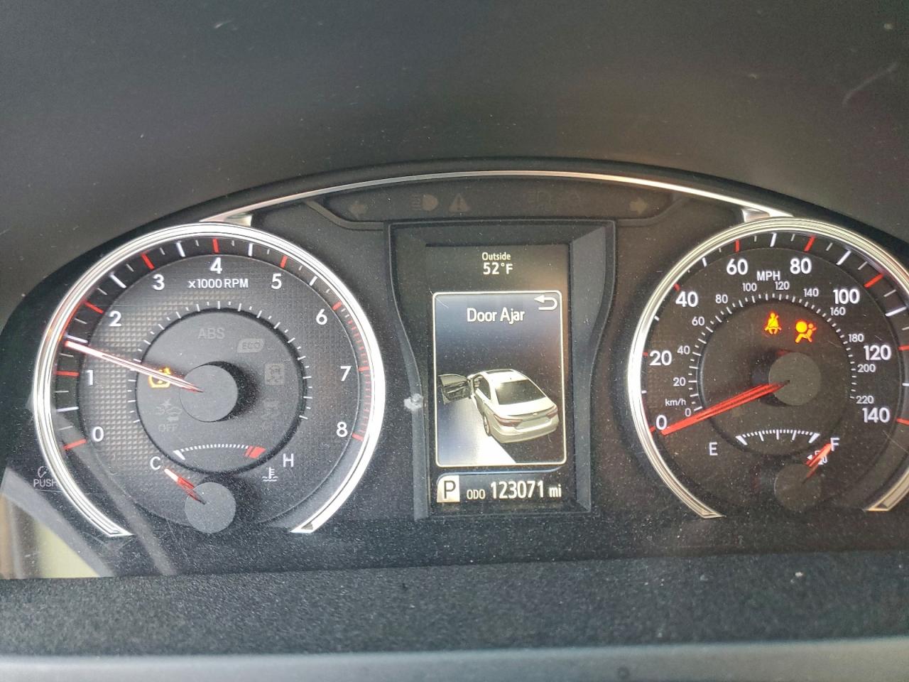 Toyota Camry Le Image 11