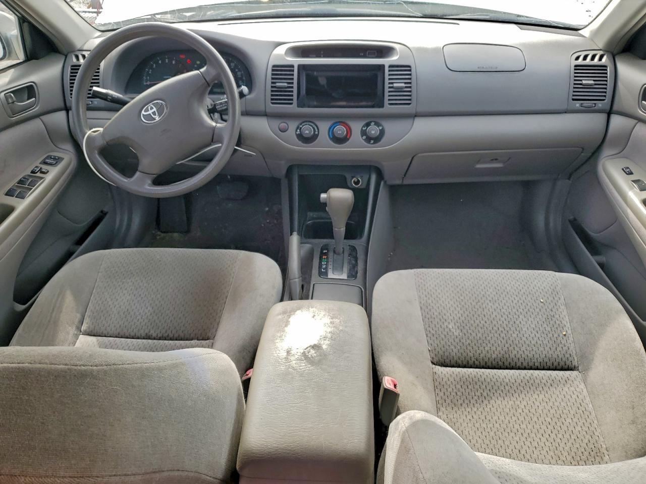 Toyota Camry Le Image 12