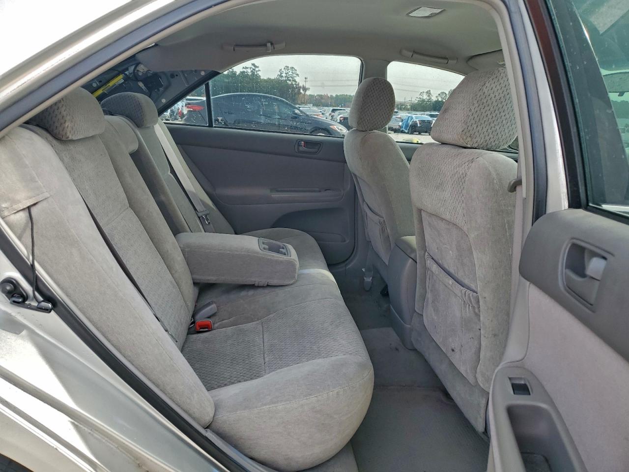 Toyota Camry Le Image 2