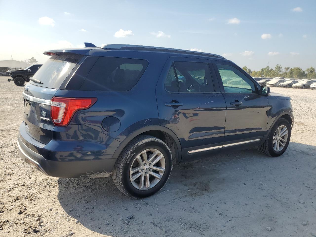 Ford Explorer Xlt Image 3