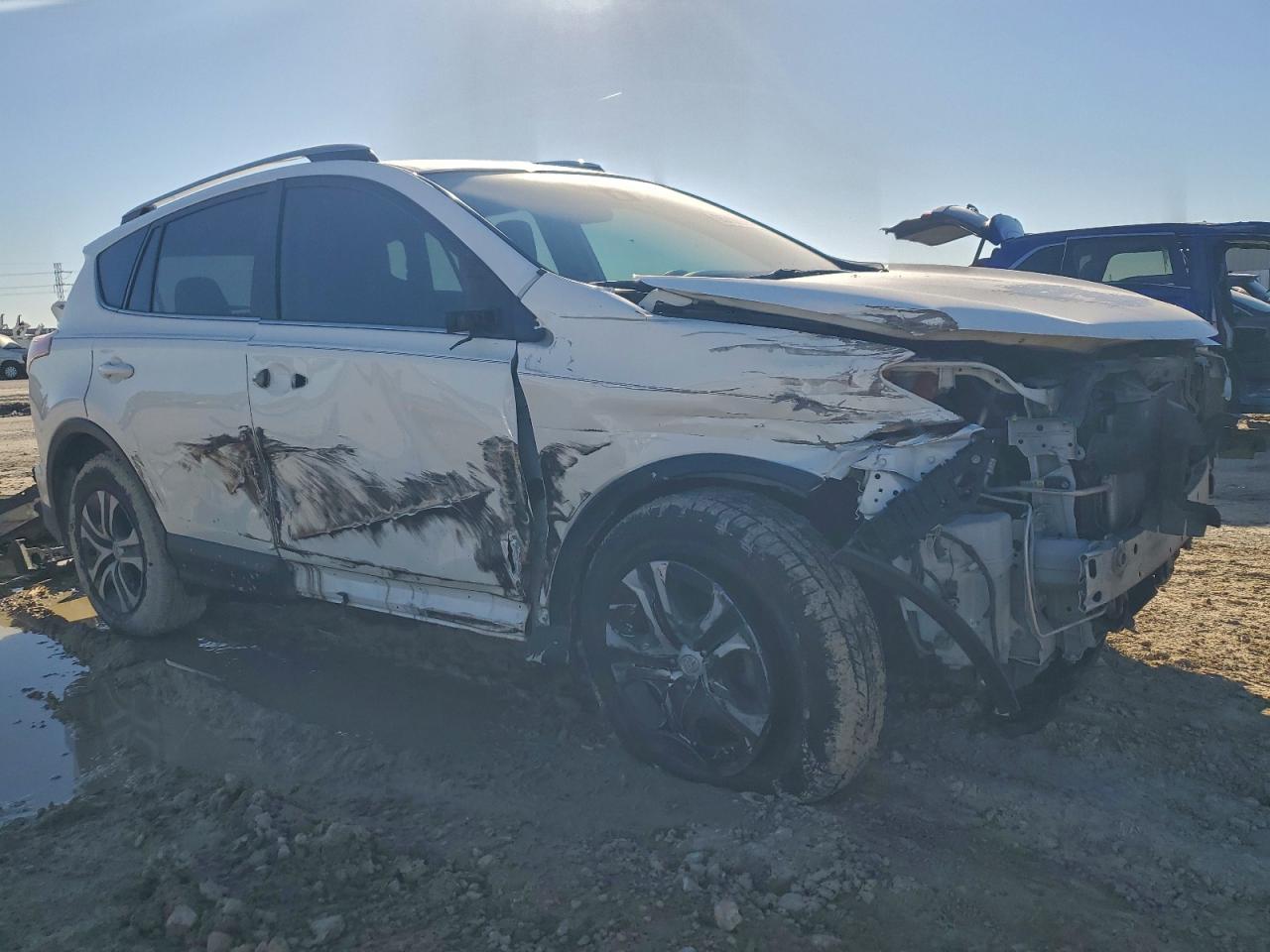 Toyota RAV4 Le Image 3