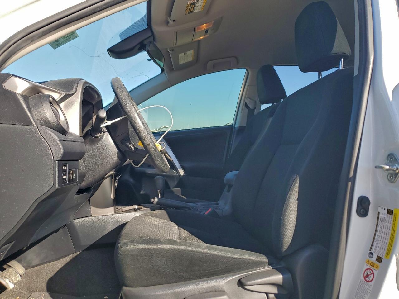 Toyota RAV4 Le Image 7