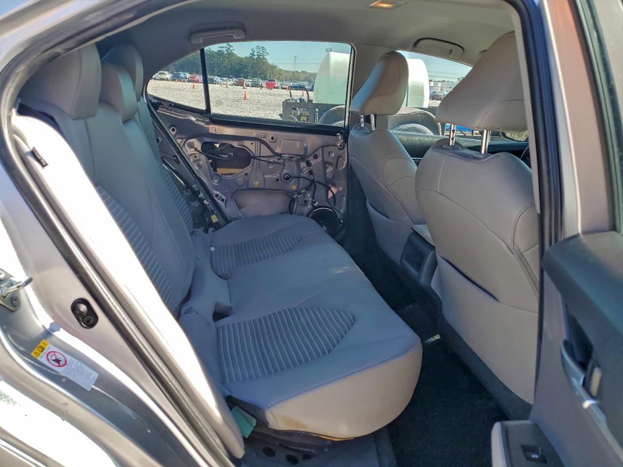 Toyota Camry L Image 9