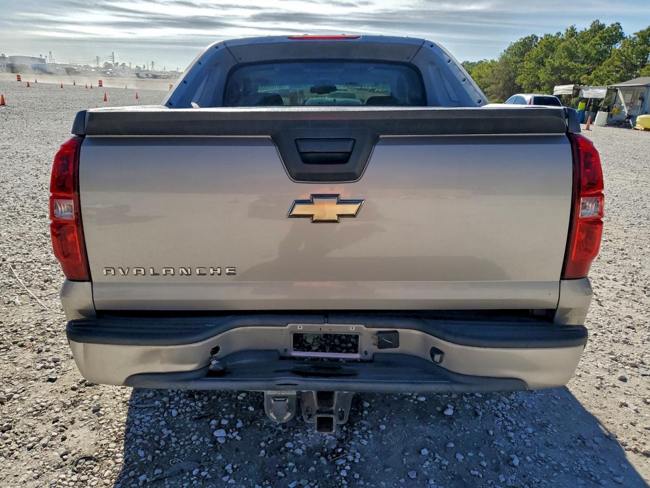 Chevrolet Avalanche C1500 Image 2