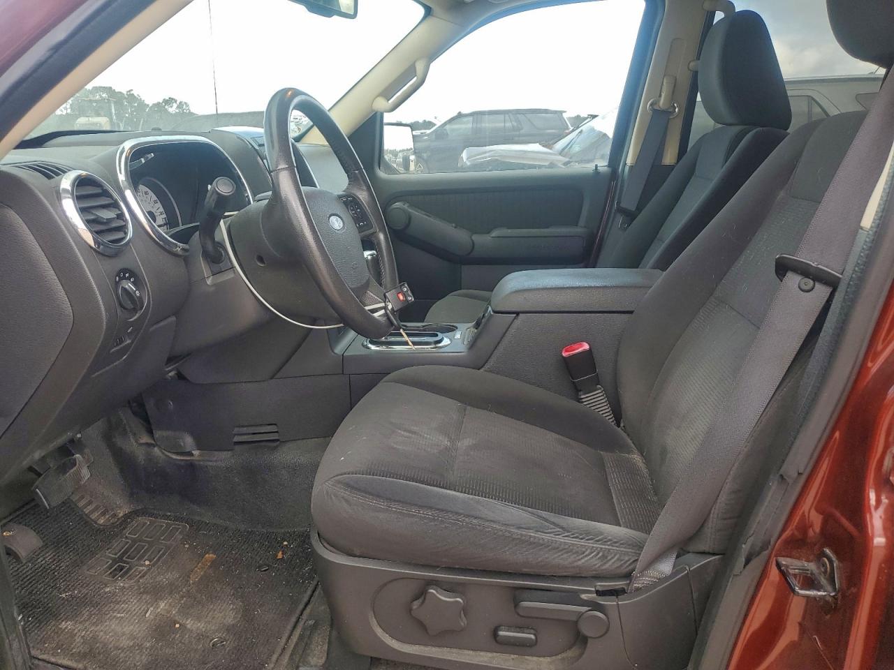 Ford Explorer Xlt Image 3