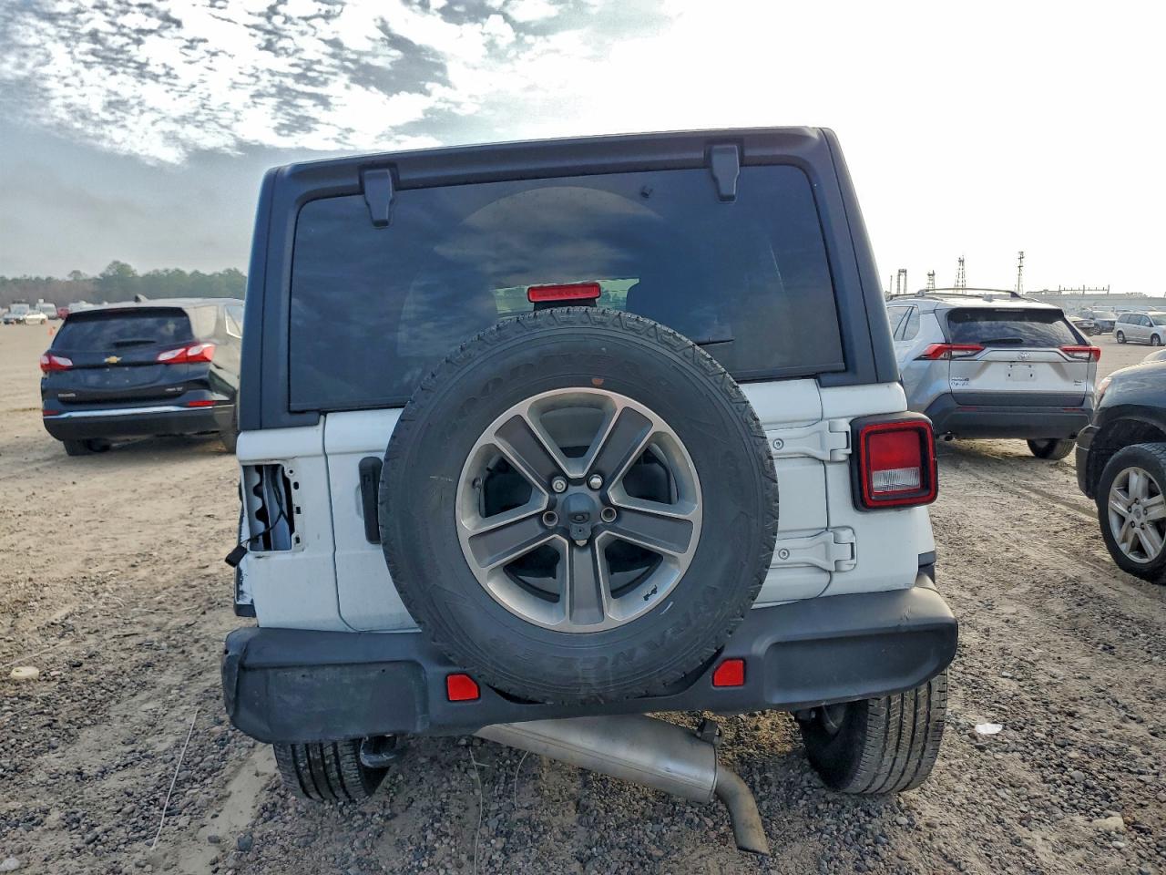 Jeep Wrangler Sahara Image 4