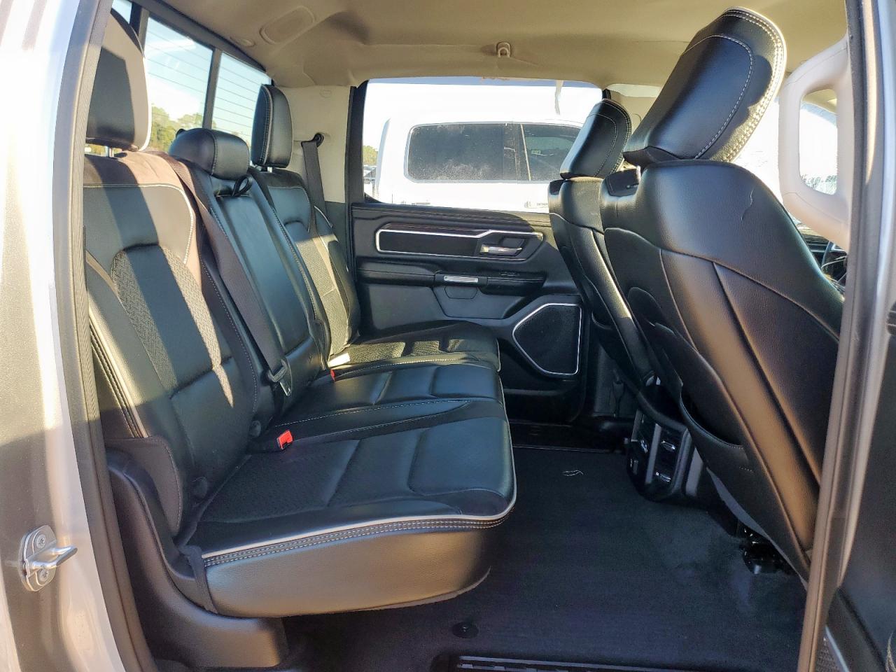 Ram 1500 Laramie Image 8