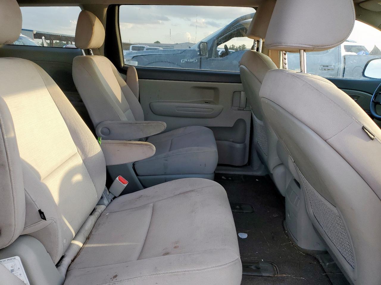 Kia Sedona Lx Image 4