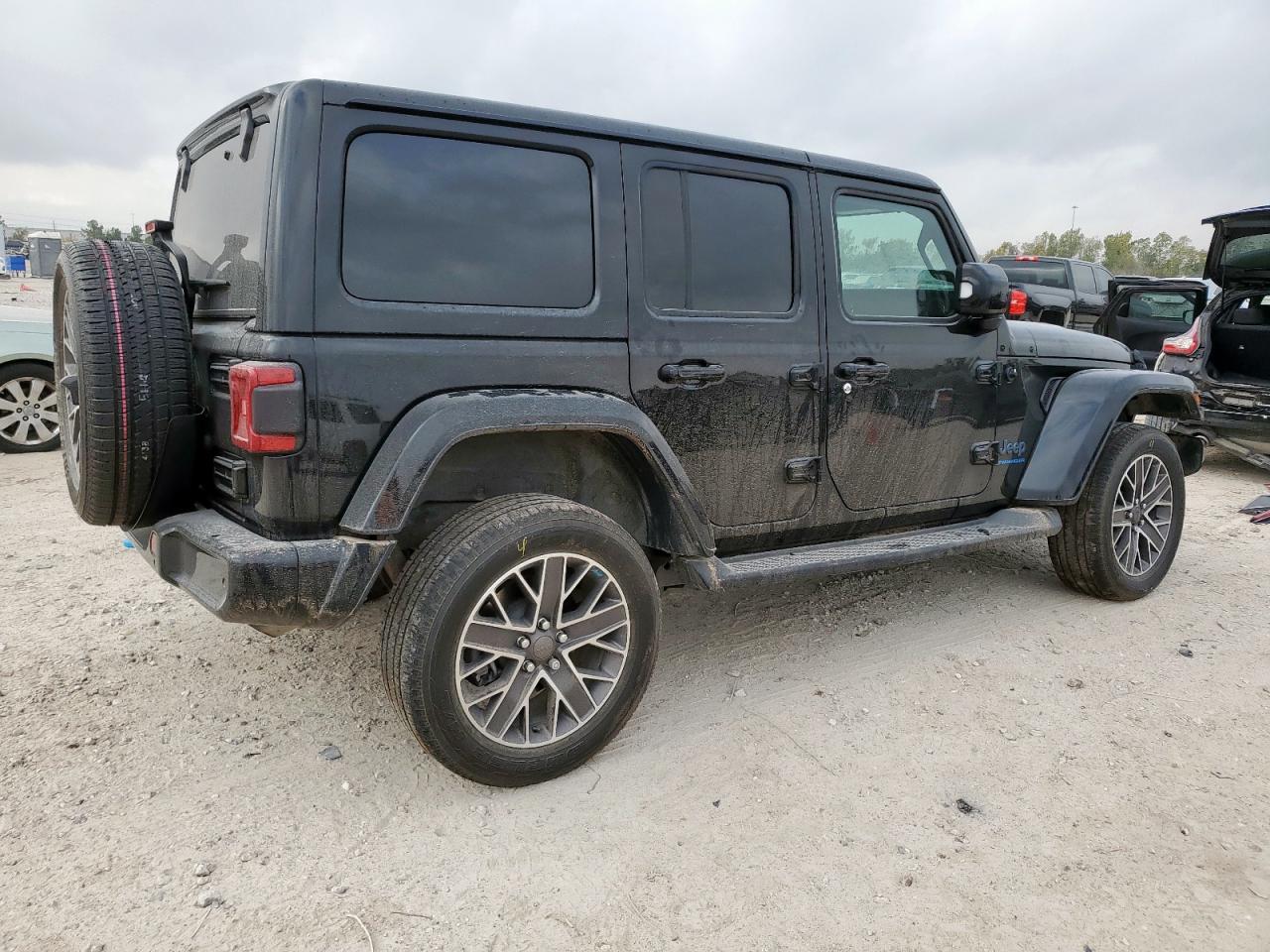 Jeep Wrangler Sahara 4xe Image 8