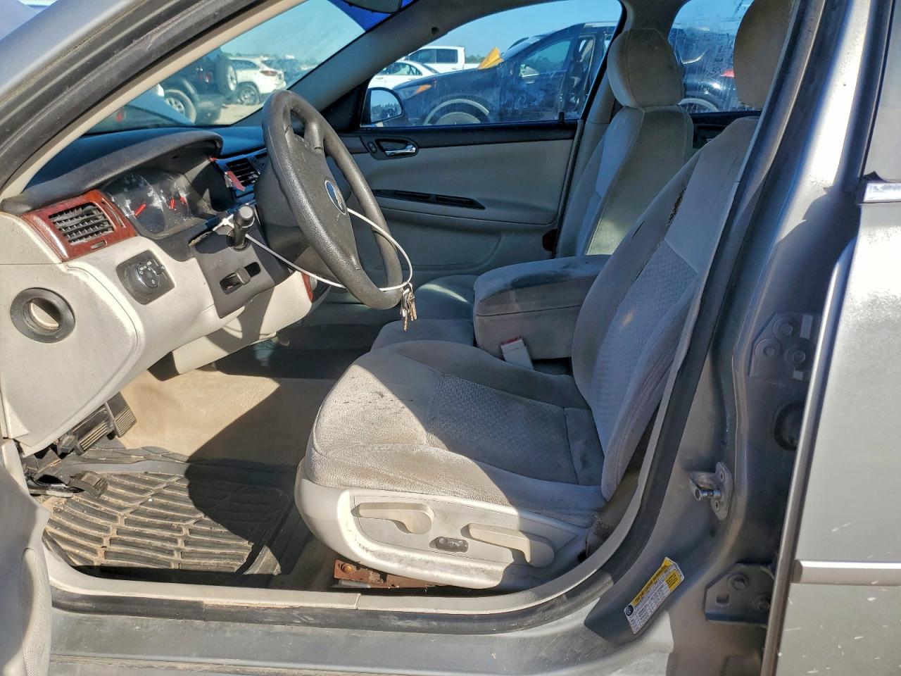 Chevrolet Impala Lt Image 8