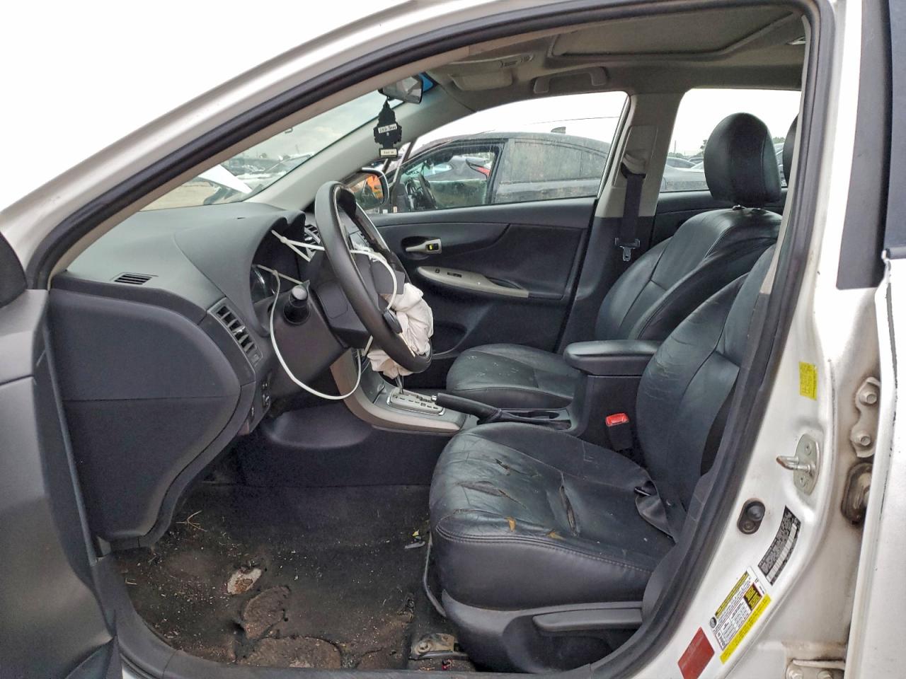 Toyota Corolla Base Image 11