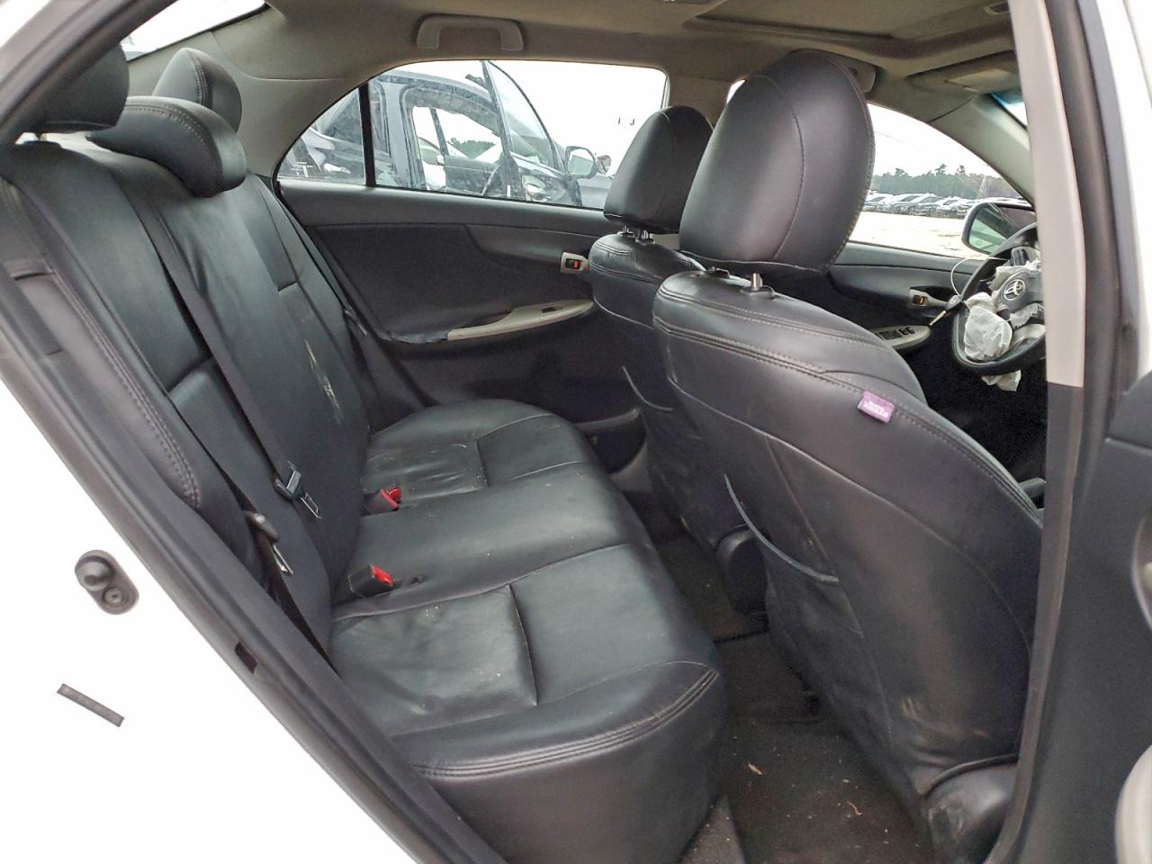 Toyota Corolla Base Image 9