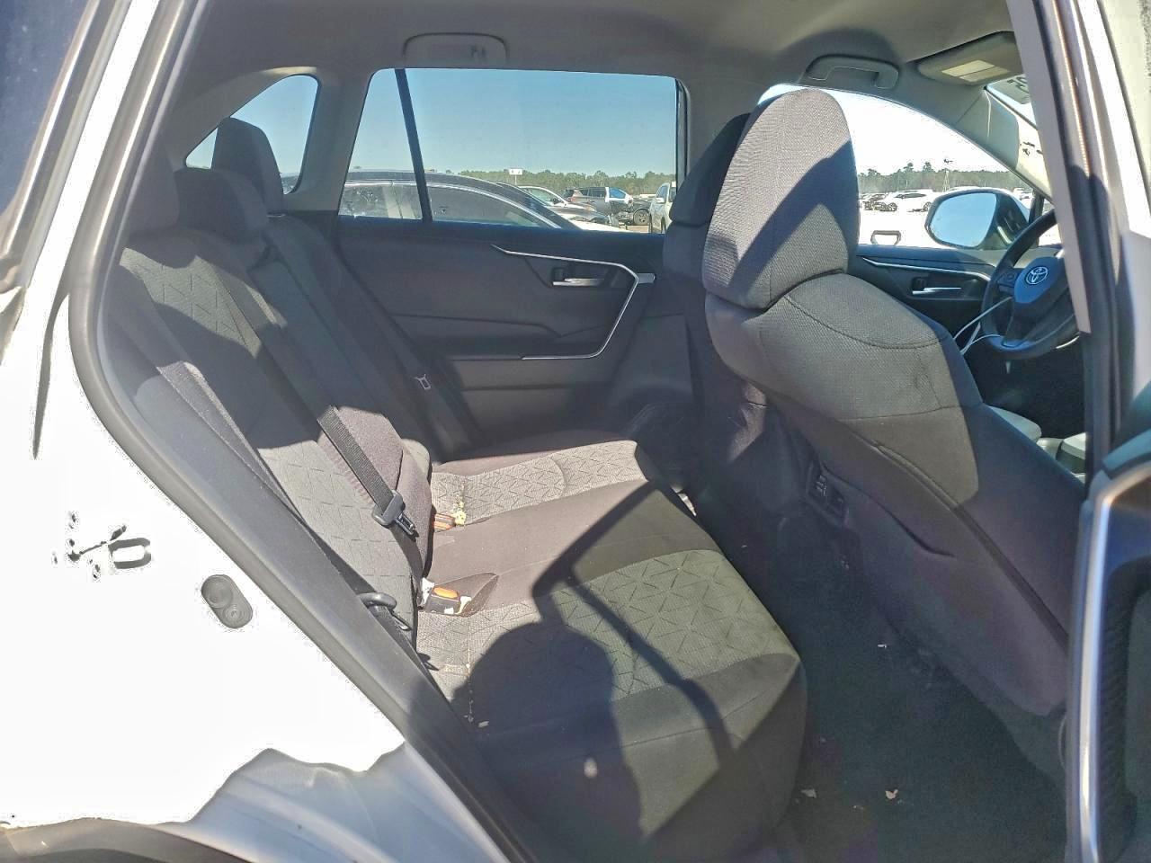 Toyota RAV4 Xle Image 8