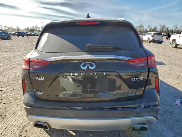 INFINITI Qx Essential Image 4