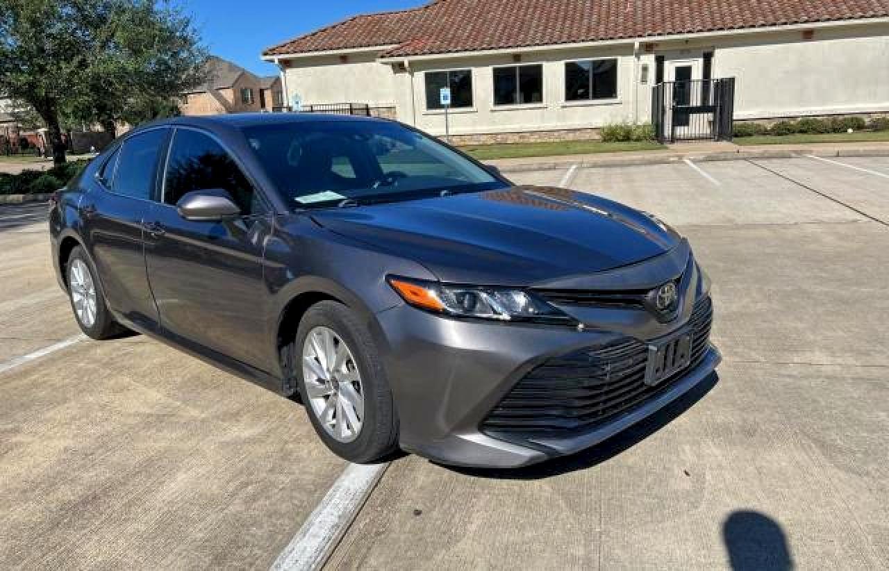 Toyota Camry Le Image 1