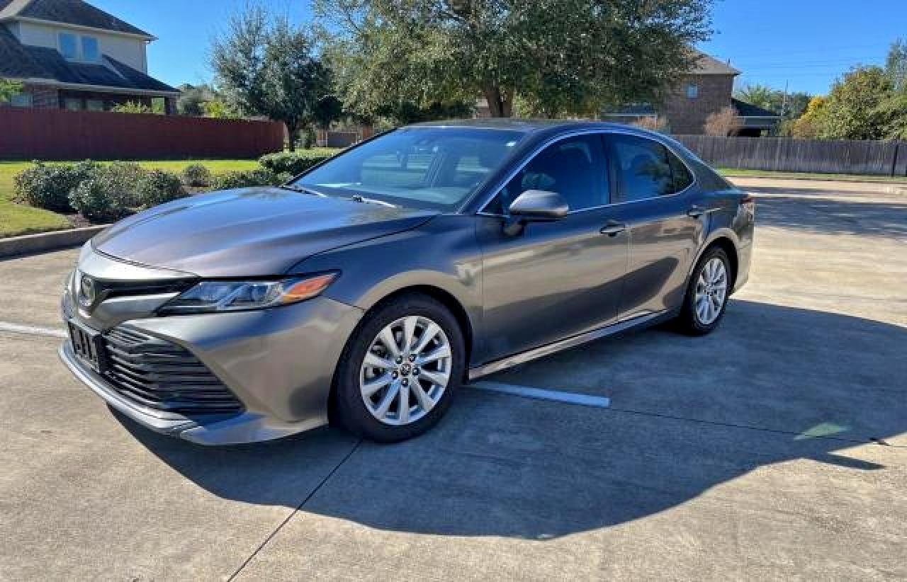 Toyota Camry Le Image 8