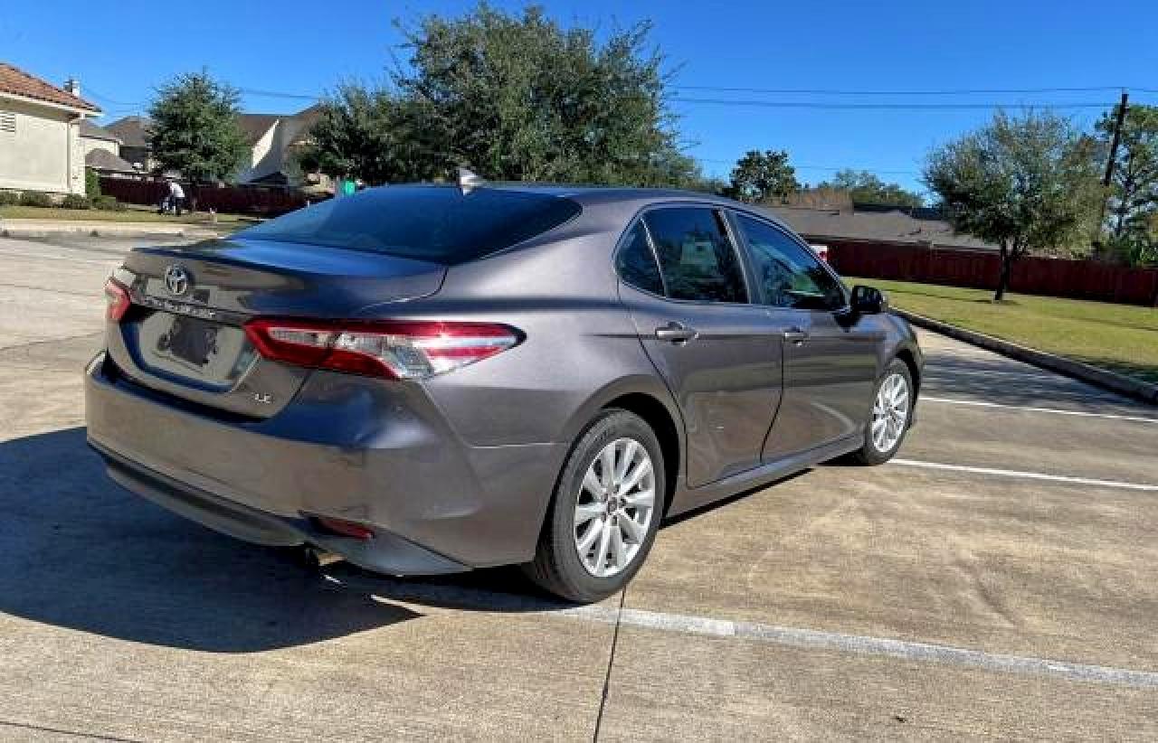 Toyota Camry Le Image 5