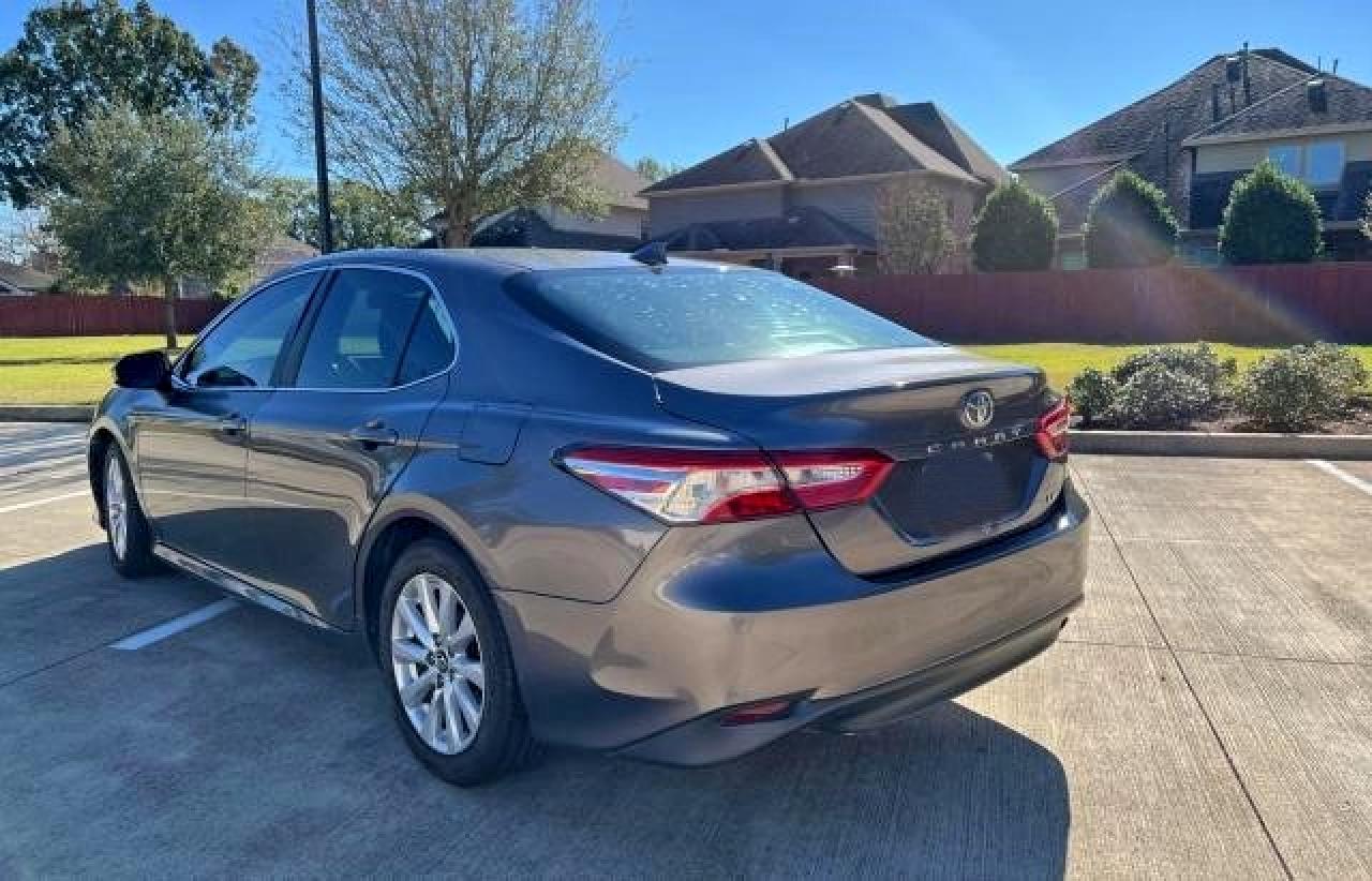 Toyota Camry Le Image 2