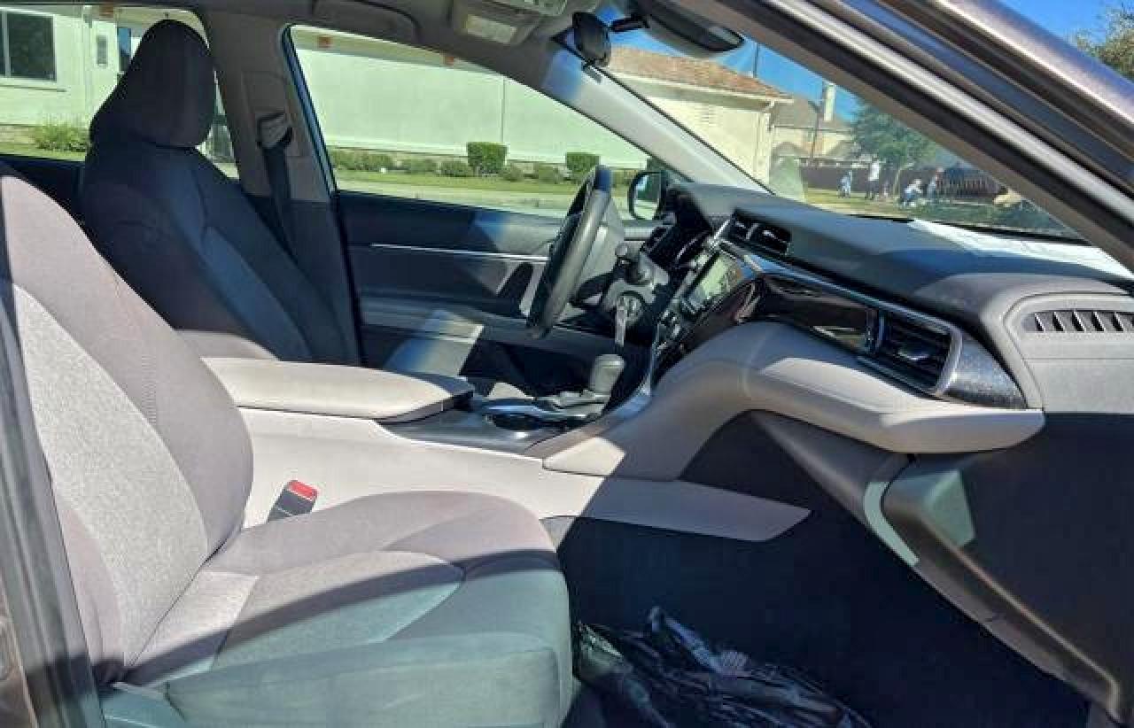 Toyota Camry Le Image 10