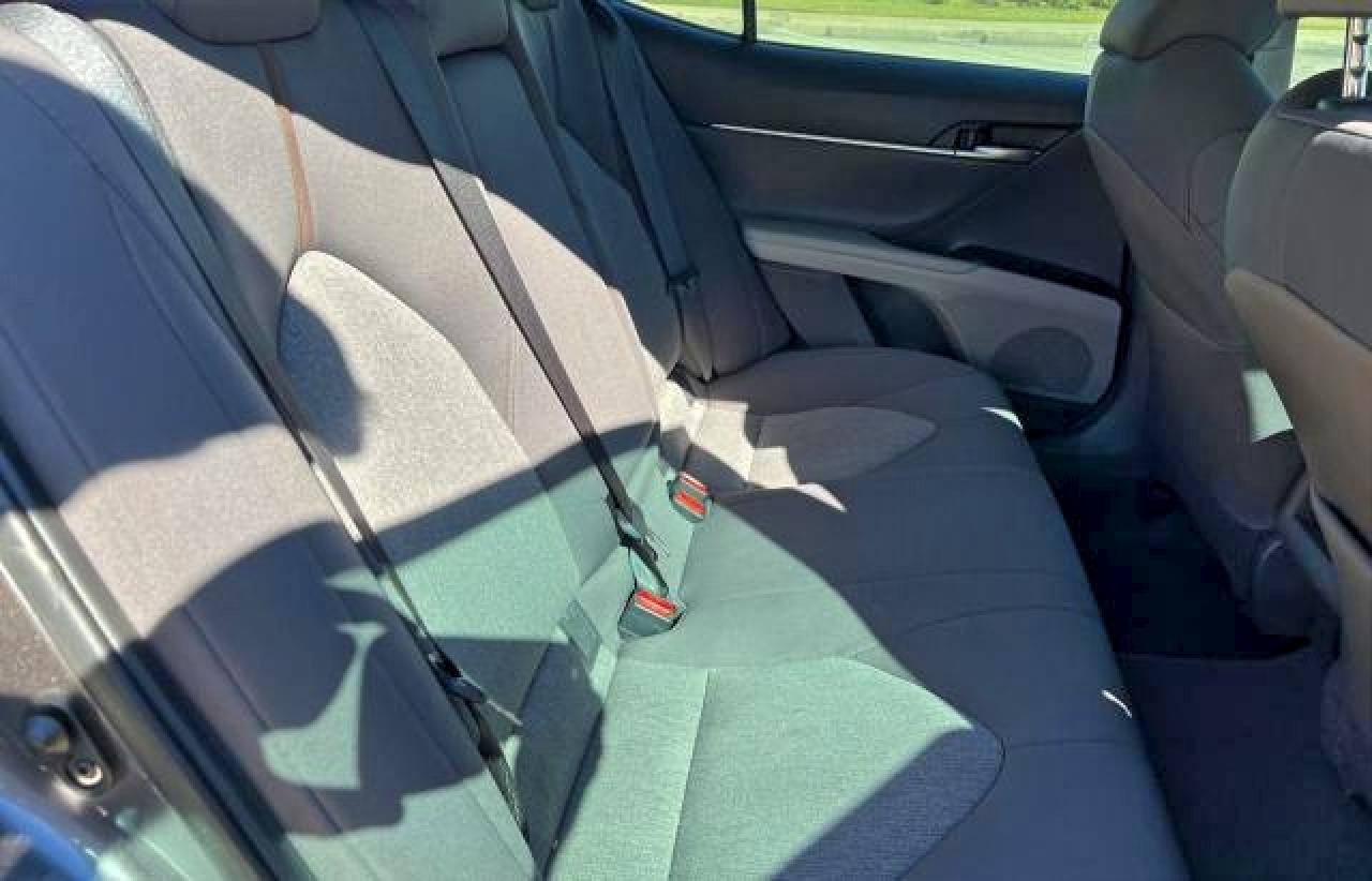 Toyota Camry Le Image 4