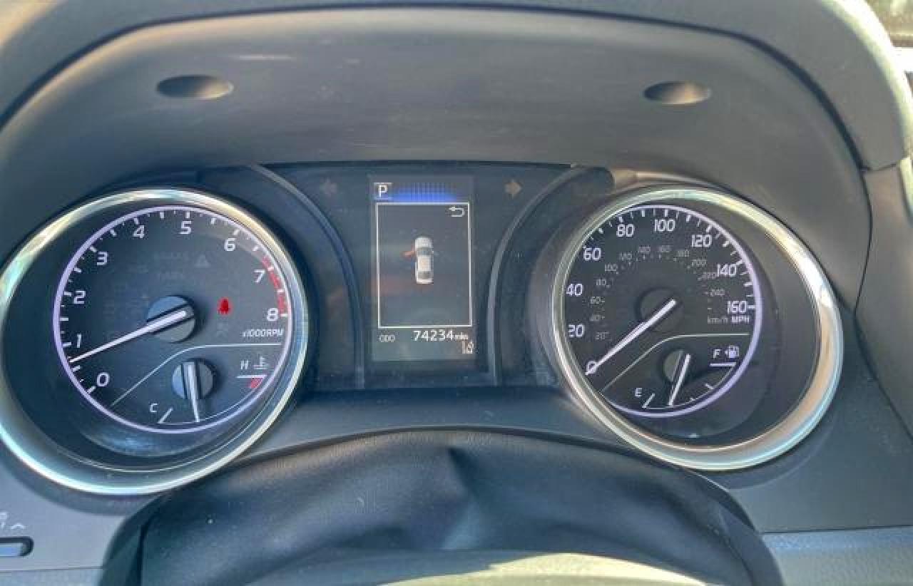 Toyota Camry Le Image 9