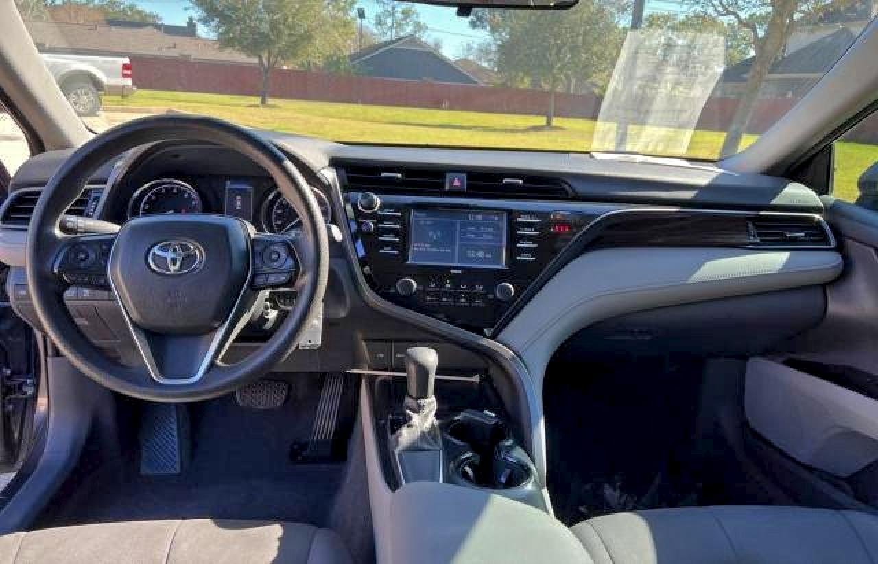 Toyota Camry Le Image 6