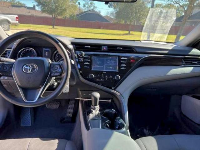 Toyota Camry Le Image 6