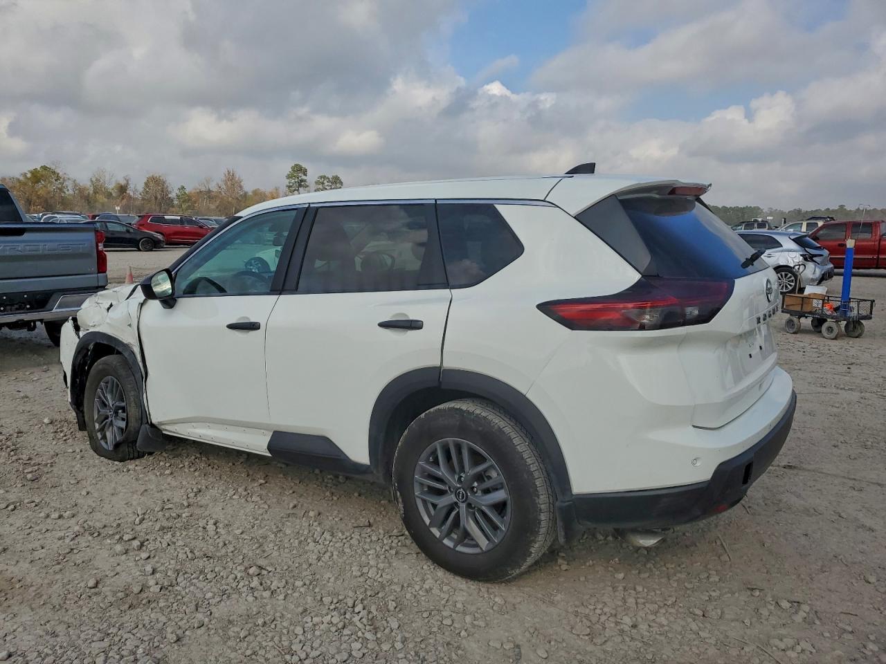 Nissan Rogue S Image 4