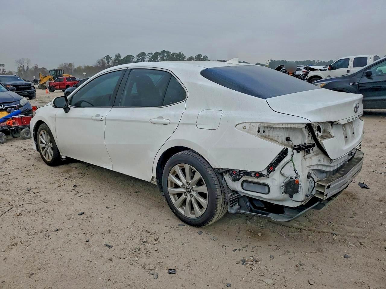 Toyota Camry L Image 8