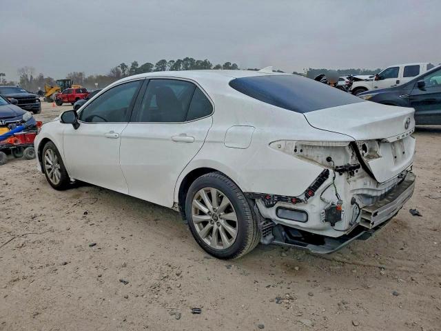 Toyota Camry L Image 8