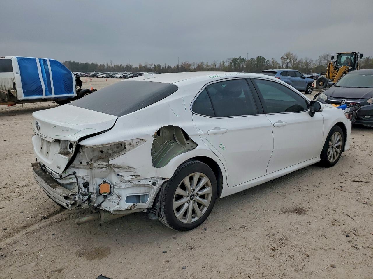 Toyota Camry L Image 7