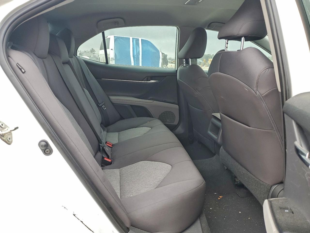 Toyota Camry L Image 10