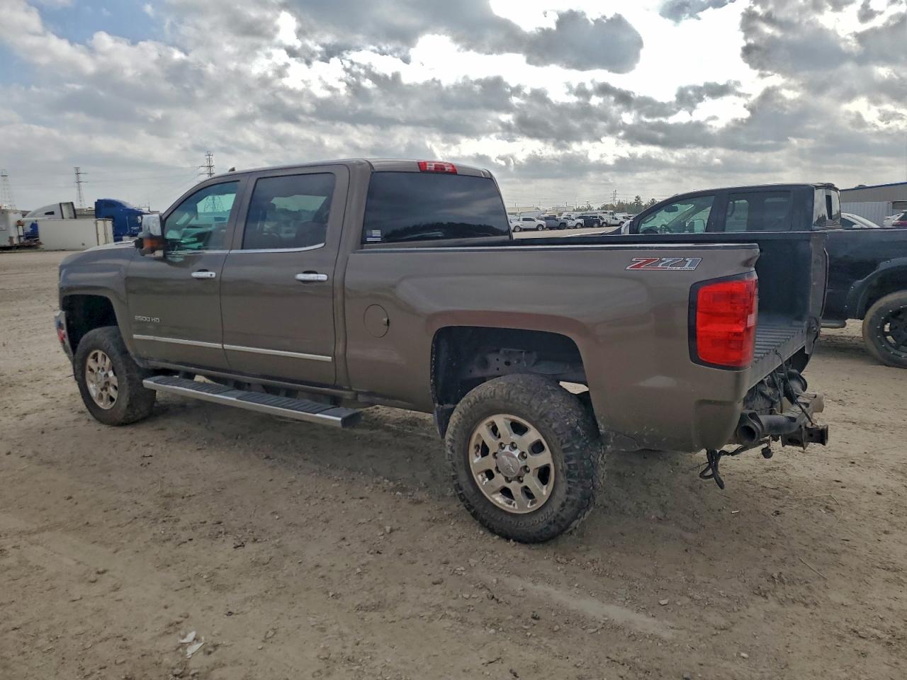 Chevrolet Silverado K2500 Heavy Duty Ltz Image 2