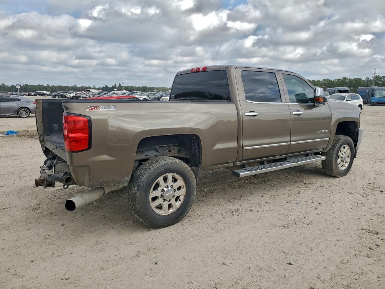 Chevrolet Silverado K2500 Heavy Duty Ltz Image 11