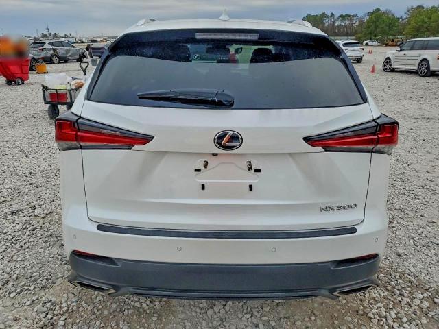 Lexus NX 300 Image 8