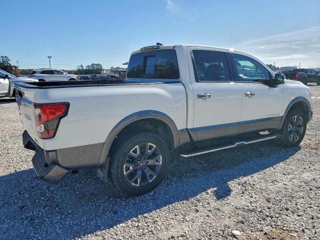 Nissan Titan Pro-4x Image 3