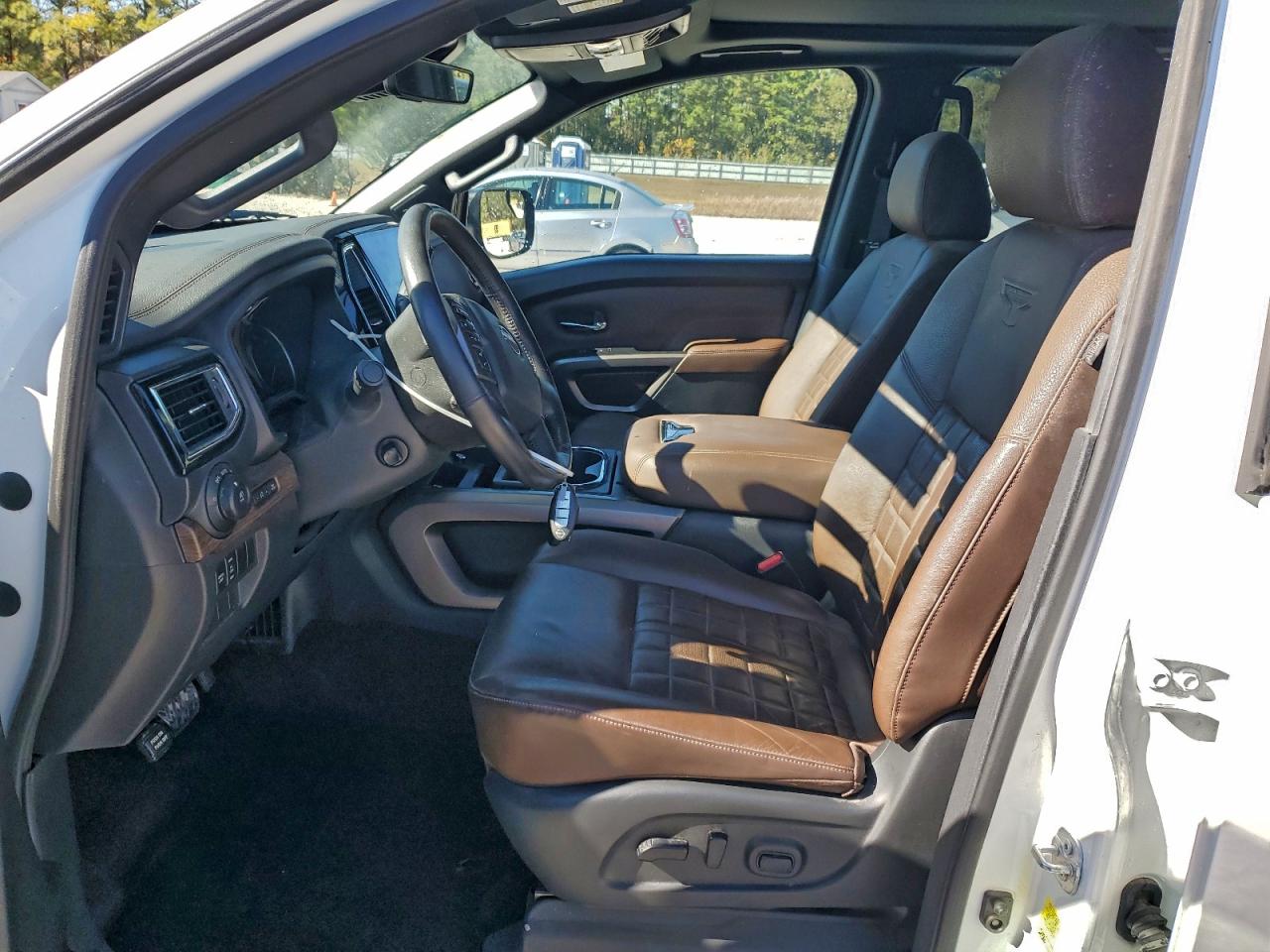 Nissan Titan Pro-4x Image 11