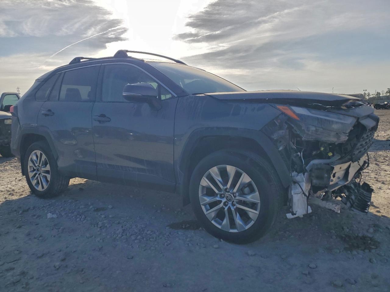 Toyota RAV4 Xle Premium Image 3