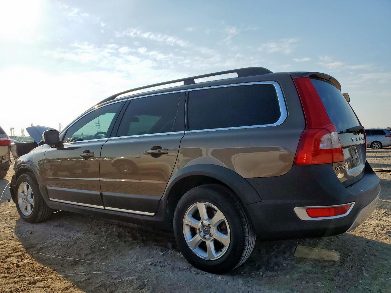 Volvo XC70 3.2 Image 2