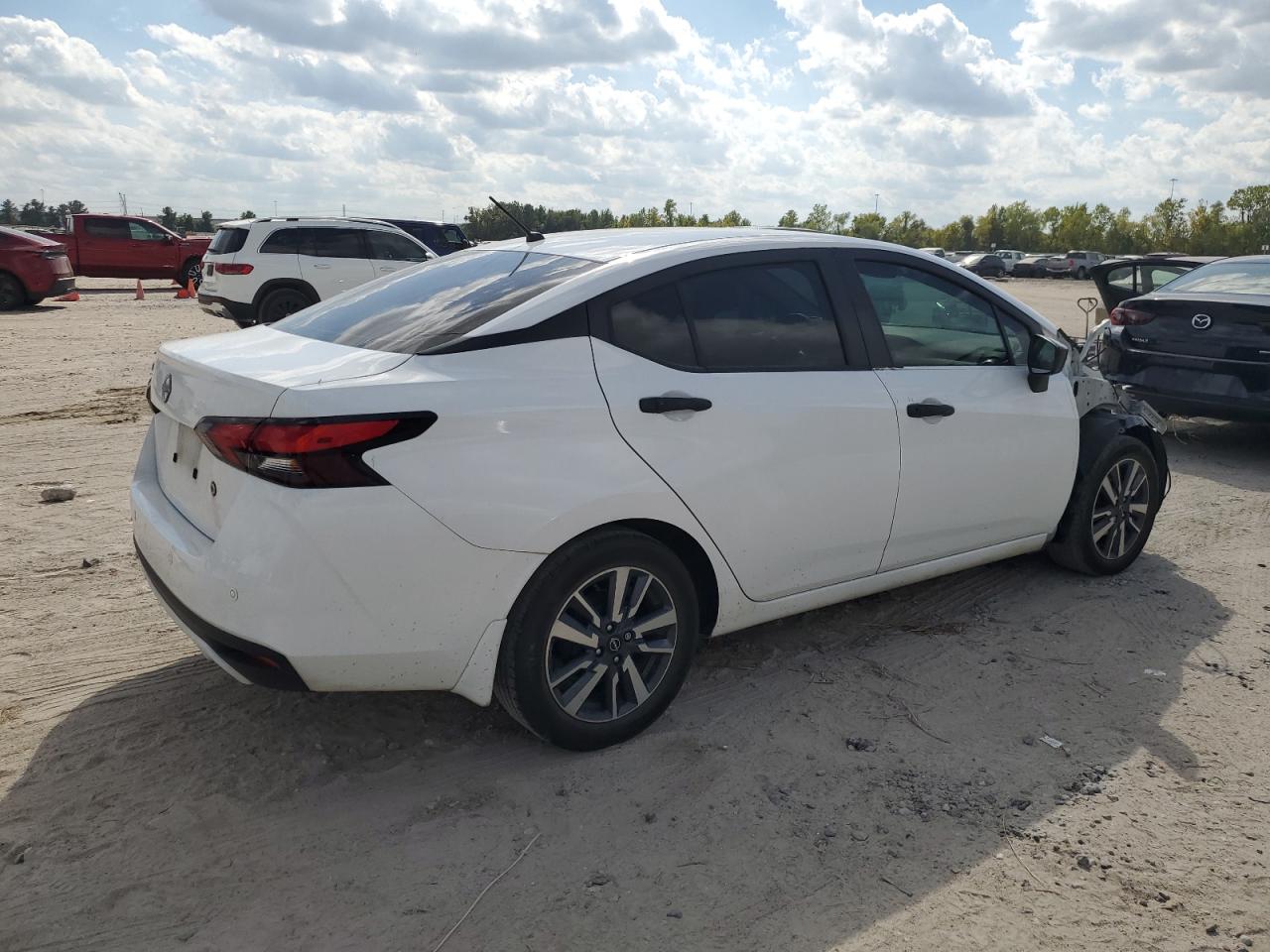 Nissan Versa S Image 8