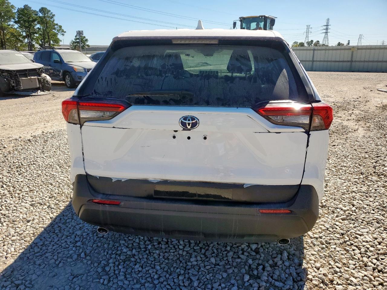 Toyota RAV4 Le Image 12