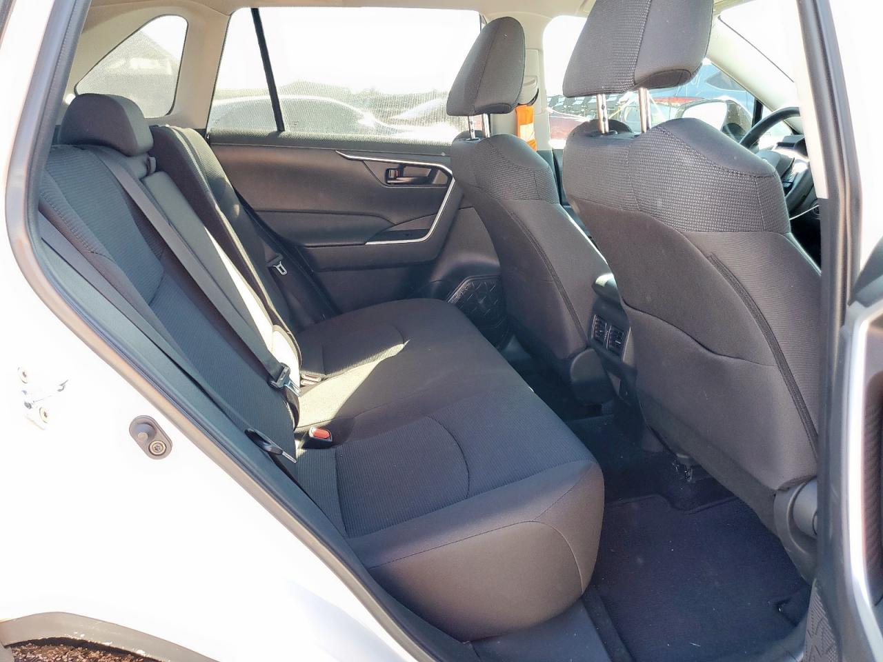 Toyota RAV4 Le Image 6