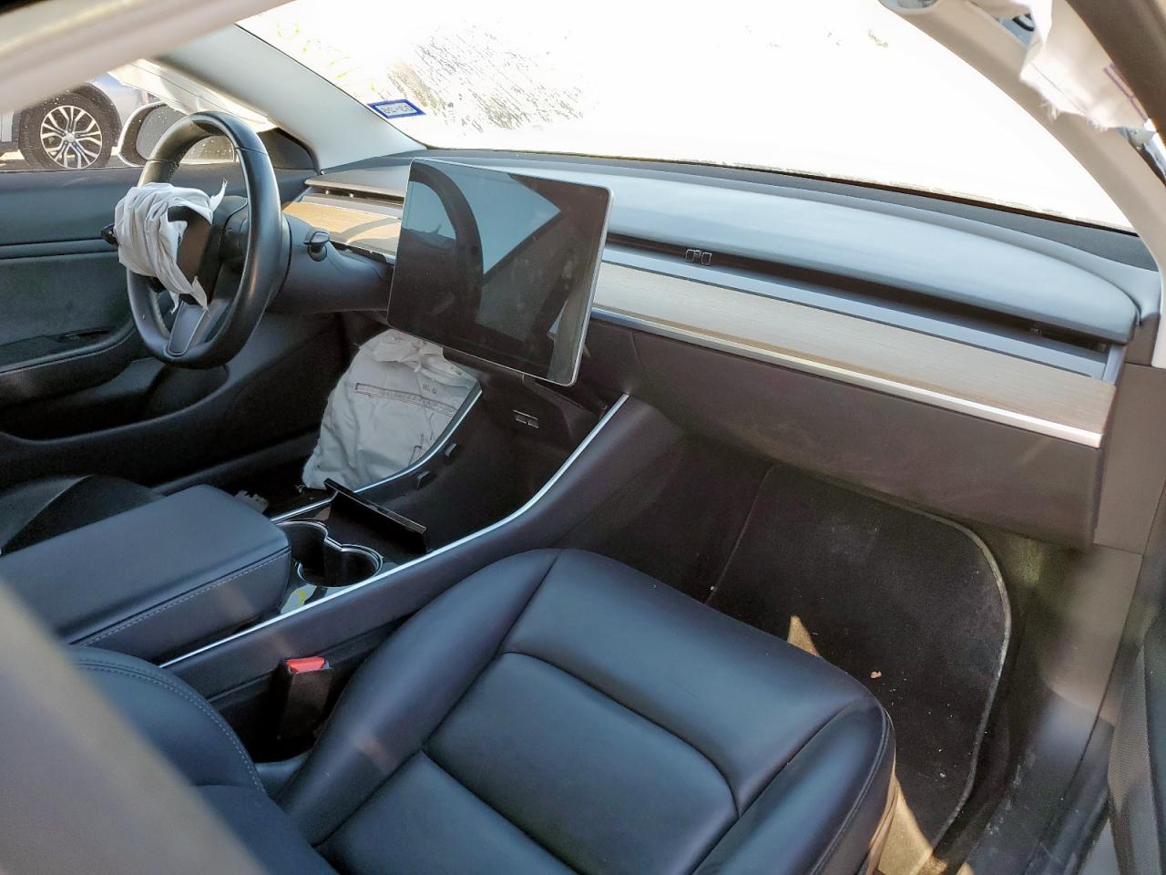 Tesla Model 3 Image 7