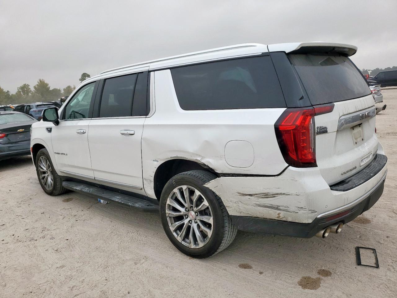 GMC Yukon Denali Image 3