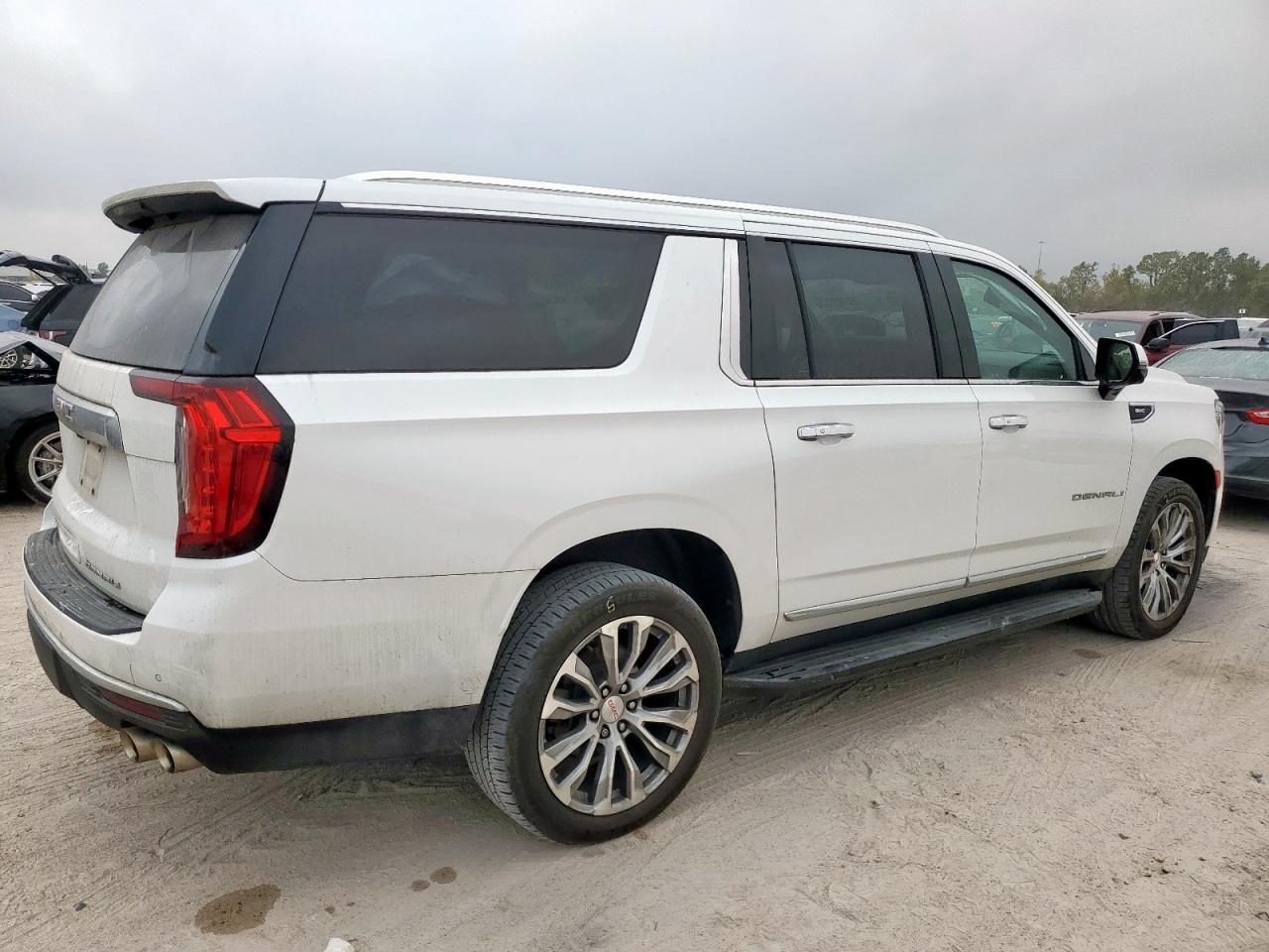 GMC Yukon Denali Image 12