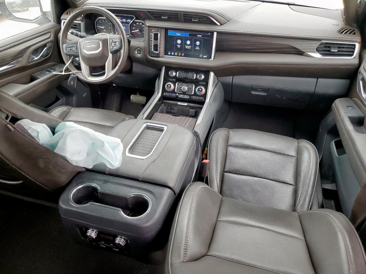 GMC Yukon Denali Image 5