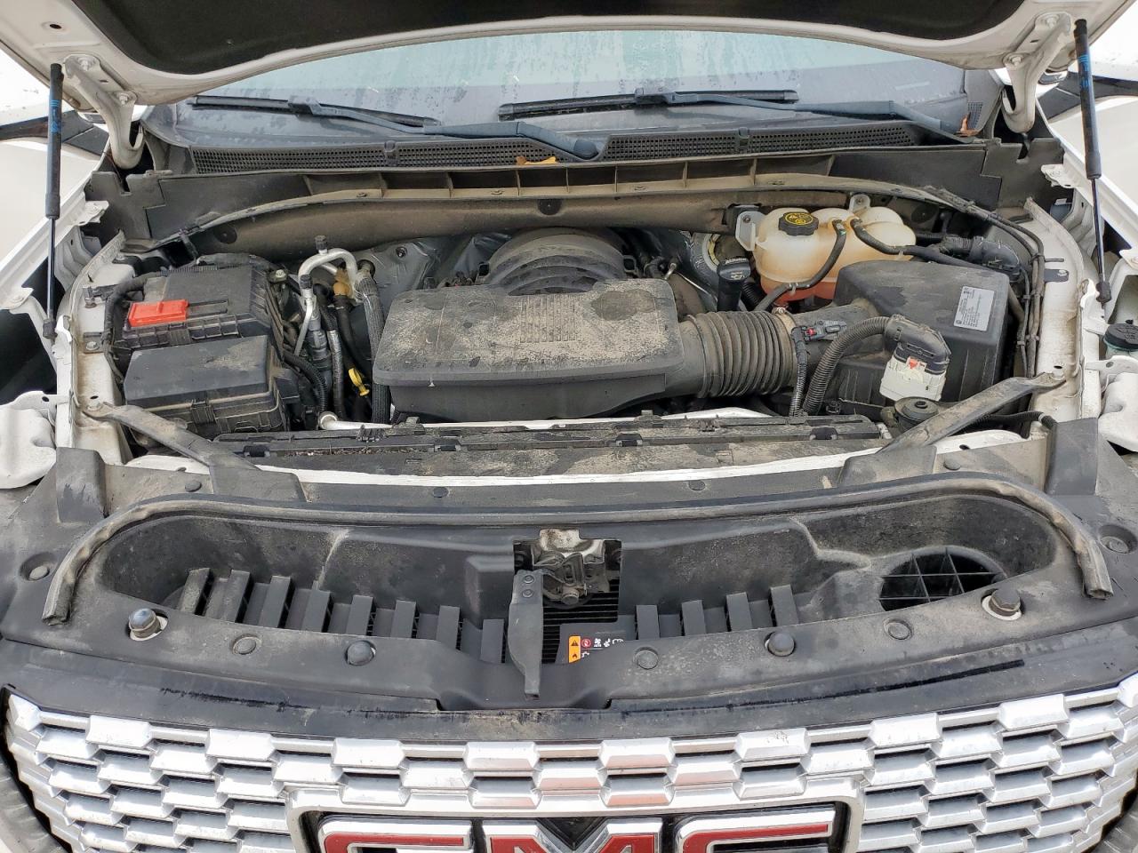 GMC Yukon Denali Image 9