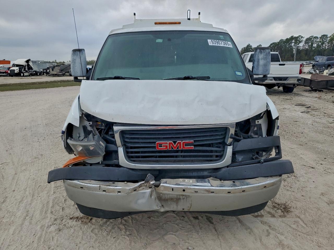 GMC Savana Cutaway G3500 Image 6